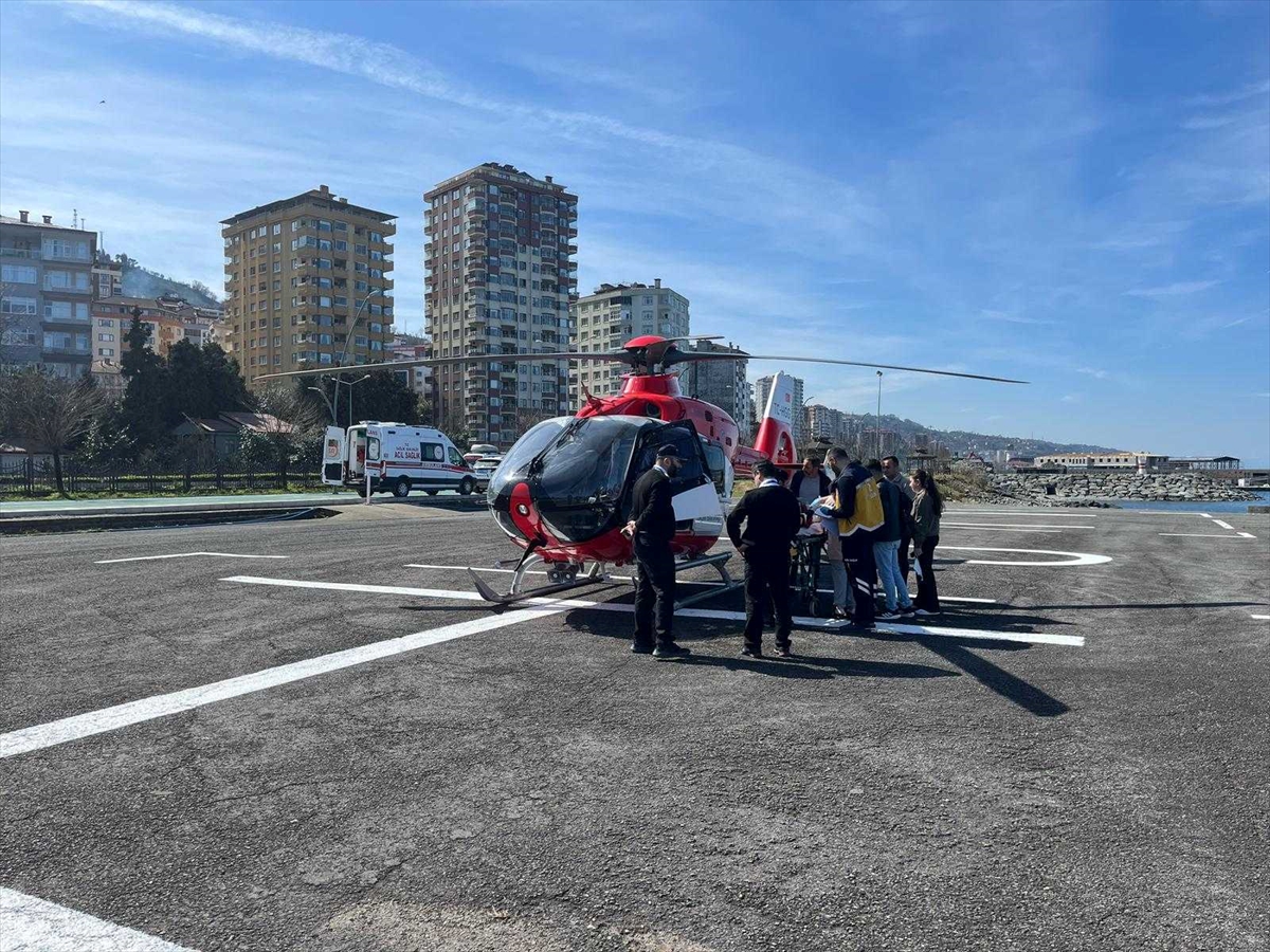 Rize'de ambulans helikopter zatürre tedavisi gören bebek için havalandı