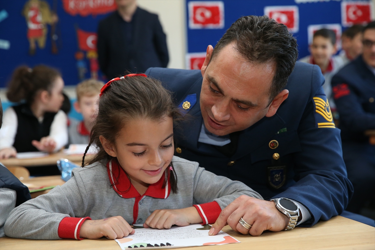 Rize'de okuma yazma öğrenen öğrenciler ilk mektuplarını Mehmetçiğe yazdı