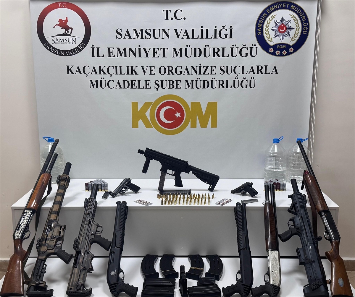 Samsun'da eğlence mekanında silah, mühimmat ve uyuşturucu ele geçirildi