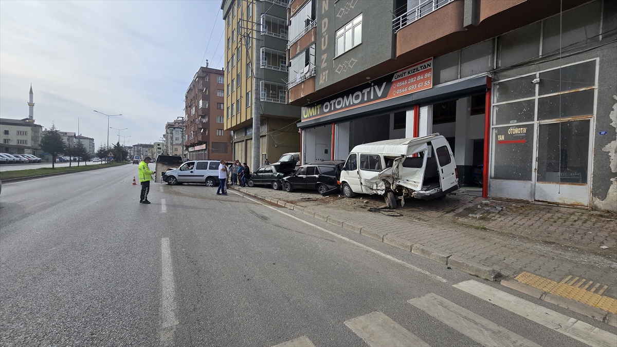 Samsun'da hafif ticari aracın park halindeki 3 araca çarptığı kazada 2 kişi yaralandı