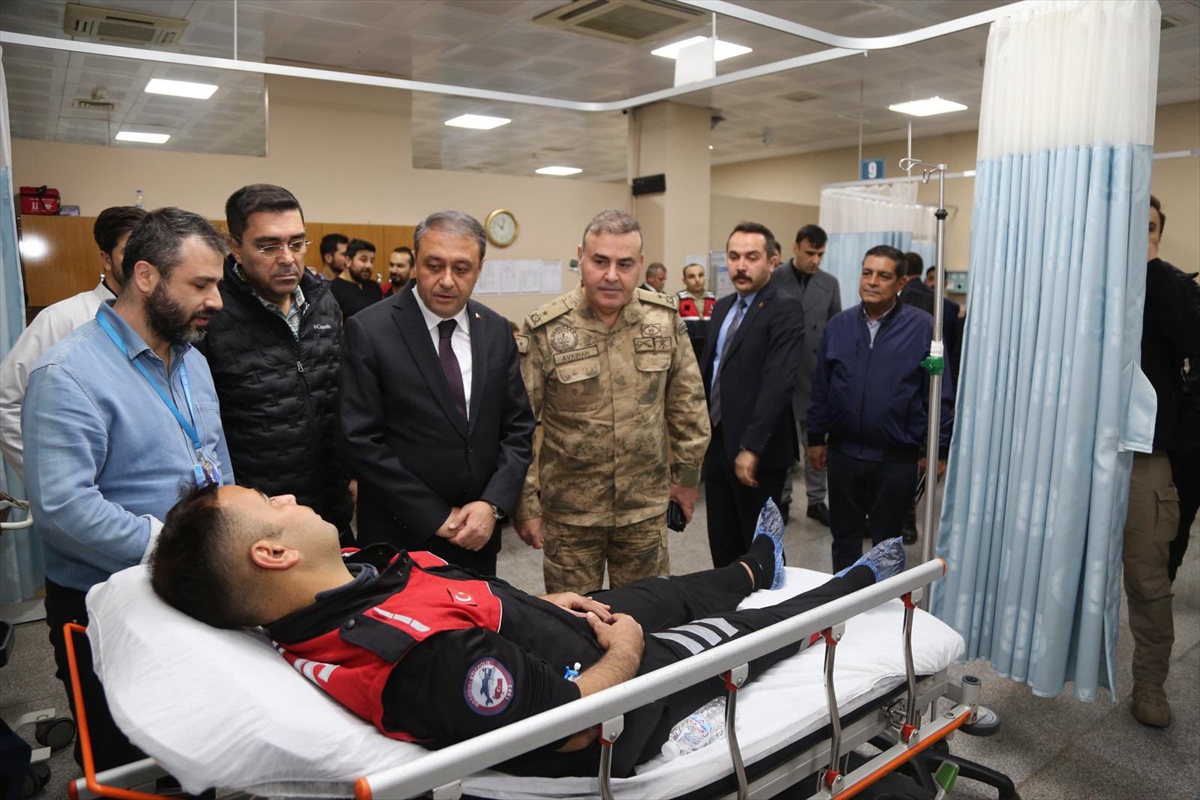 Şanlıurfa'da motosikletli yunus timinin otomobille çarpışması sonucu 2 polis yaralandı