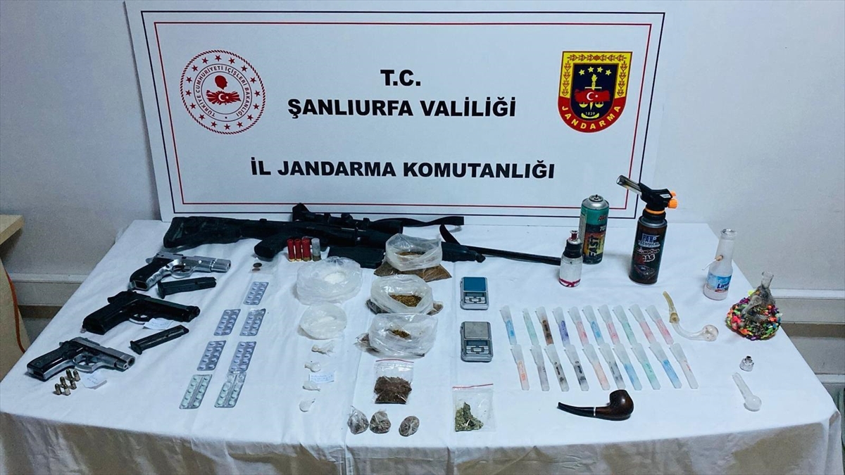 Şanlıurfa'da uyuşturucu ve silah kaçakçılığı operasyonunda 5 zanlı yakalandı