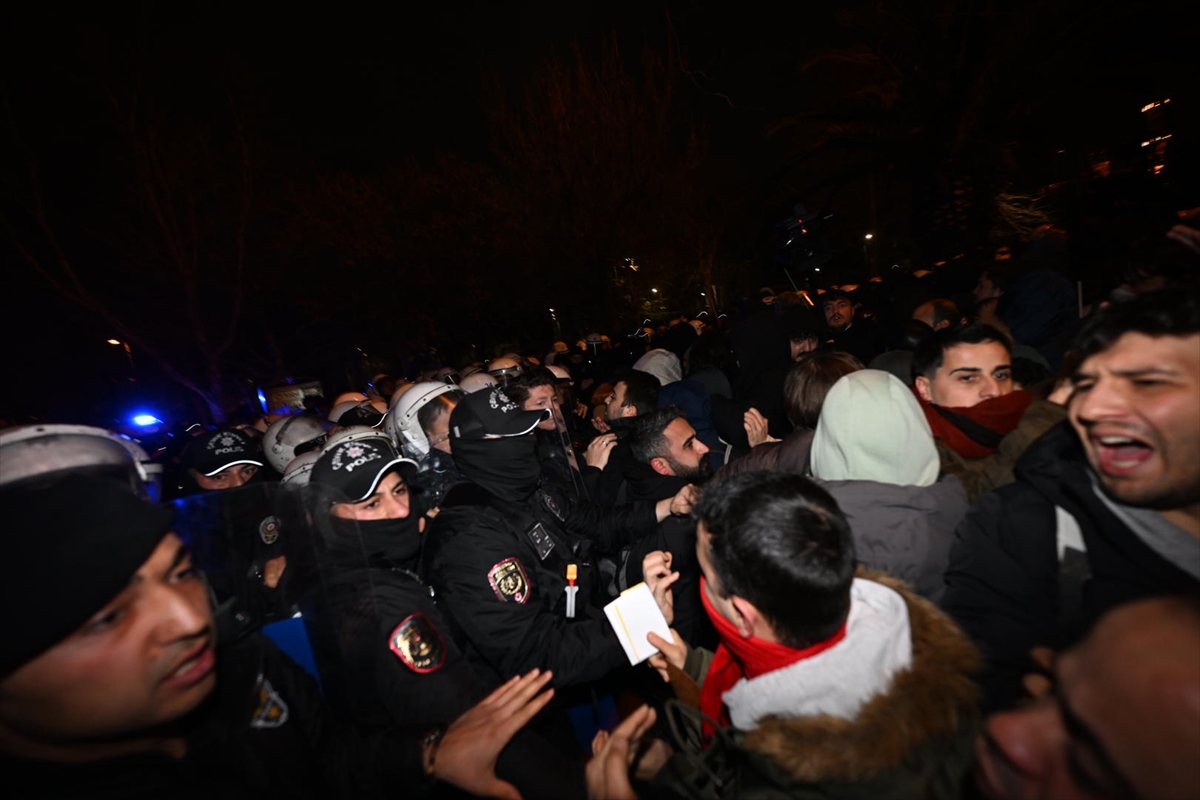 Saraçhane'de izinsiz gösteri yapan grup ile polis arasında arbede yaşandı