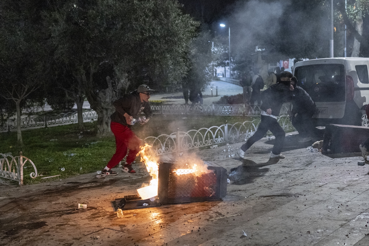 Saraçhane'de izinsiz gösteri yaparak polise saldıran gruba müdahale edildi