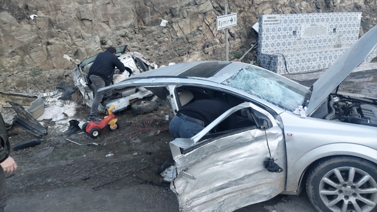 Sinop'ta iki otomobilin çarpışması sonucu 5 kişi yaralandı