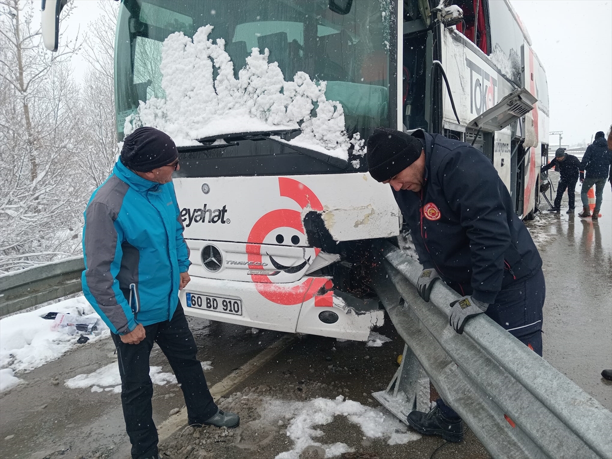 Sivas'ta 2 yolcu otobüsünün çarpıştığı kazada 6 kişi yaralandı