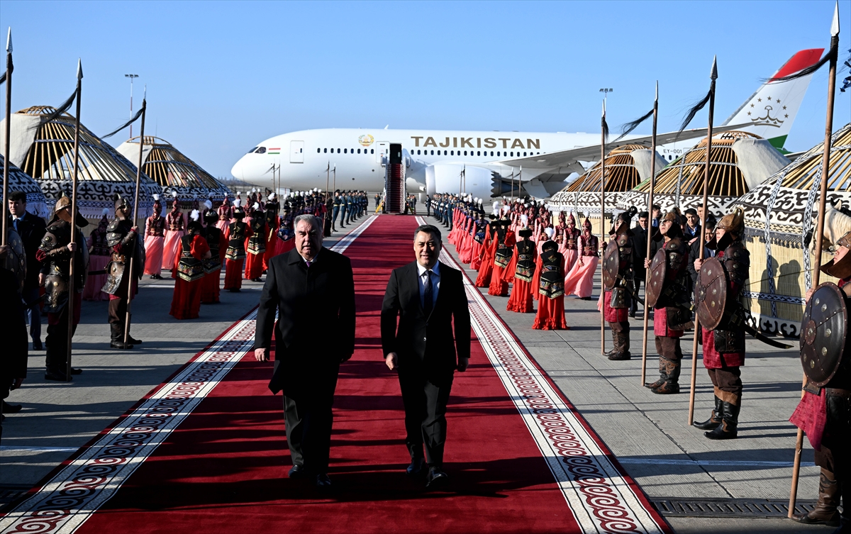 Kırgızistan'da bulunan Tacikistan Cumhurbaşkanı'na, Kırgız halkının geleneksel yaşam tarzı tanıtıldı