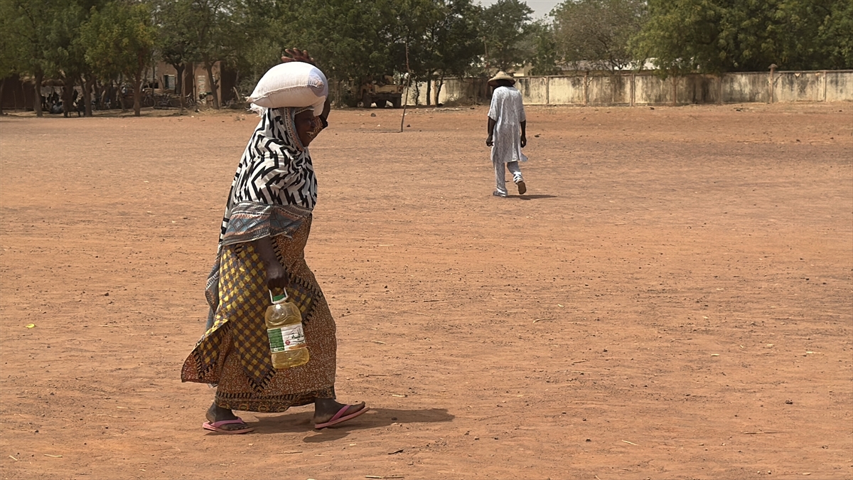 TDV, Mali'nin kuzey bölgelerindeki savaştan etkilenen halka gıda yardımı yaptı