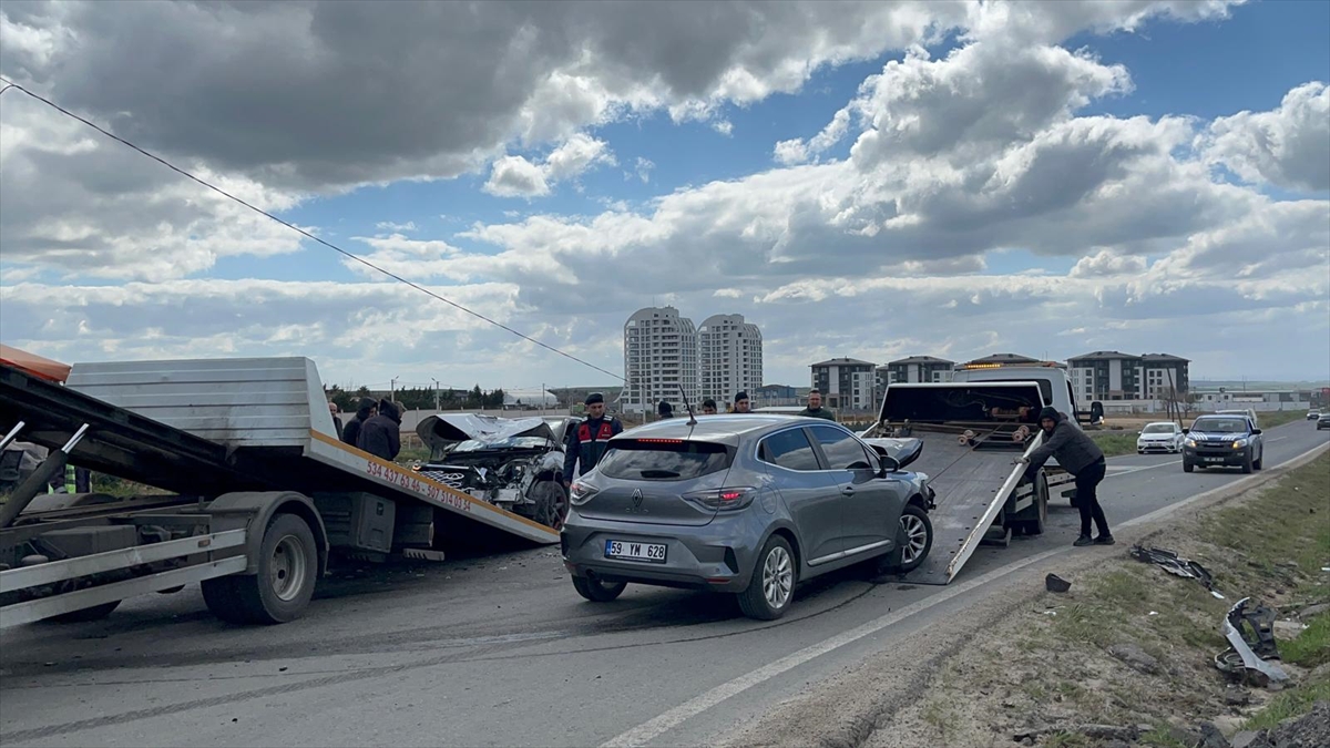 Tekirdağ'da 3 aracın karıştığı kazada 3'ü askeri personel 6 kişi yaralandı