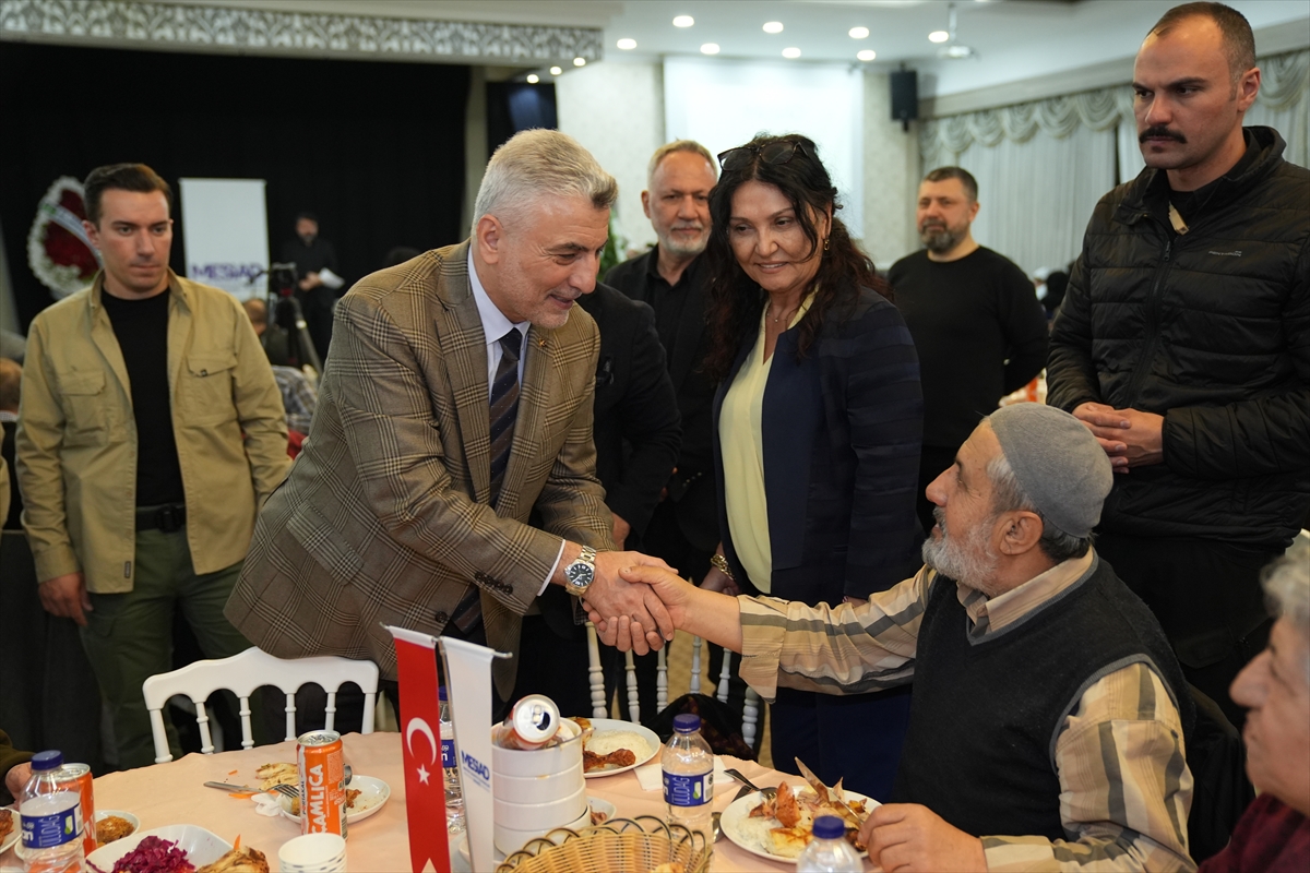 Ticaret Bakanı Bolat, iftarda gençler, yaşlılar, otizmli ve engelli çocuklarla buluştu: