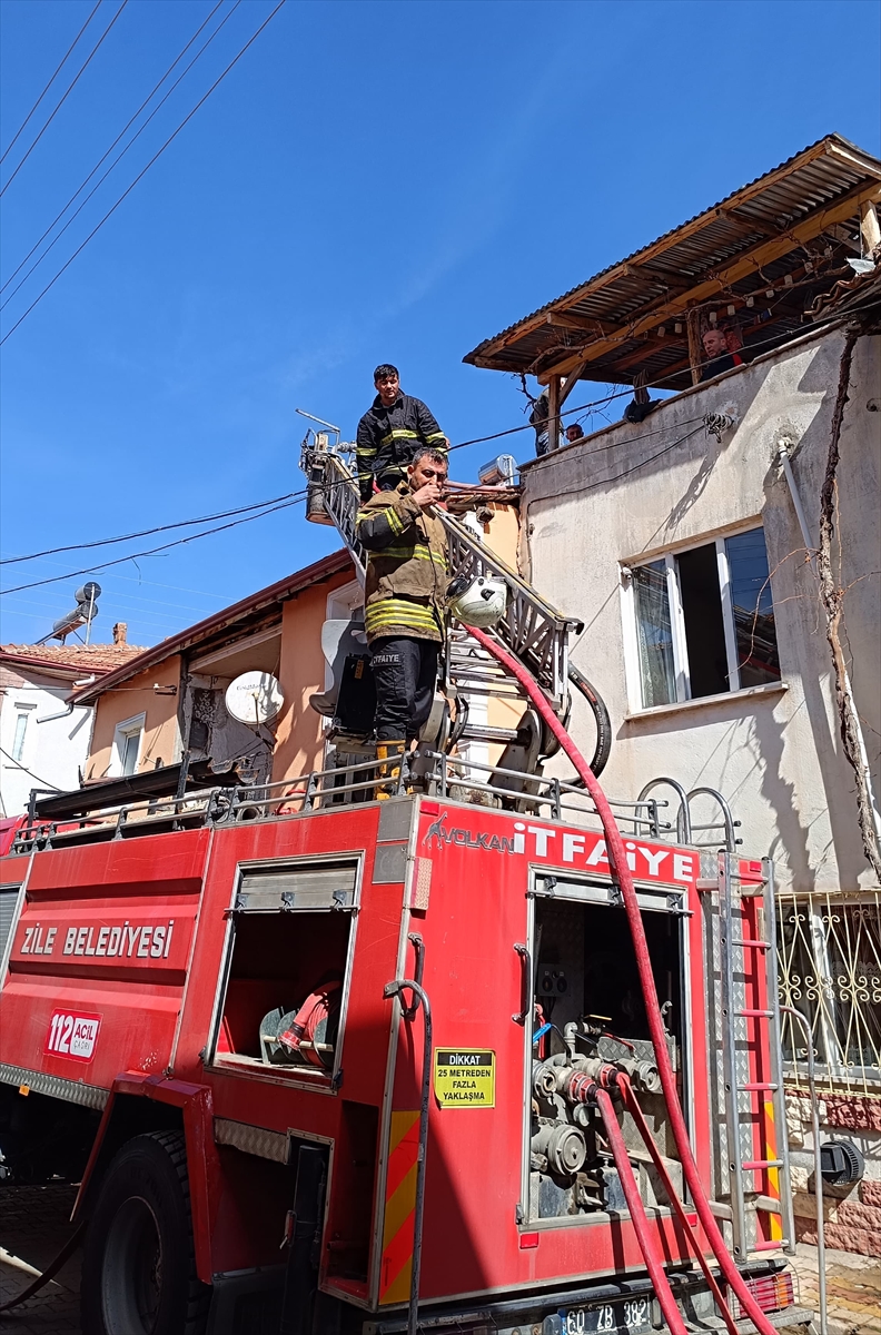 Tokat'ta çıkan yangın 3 evde hasara neden oldu