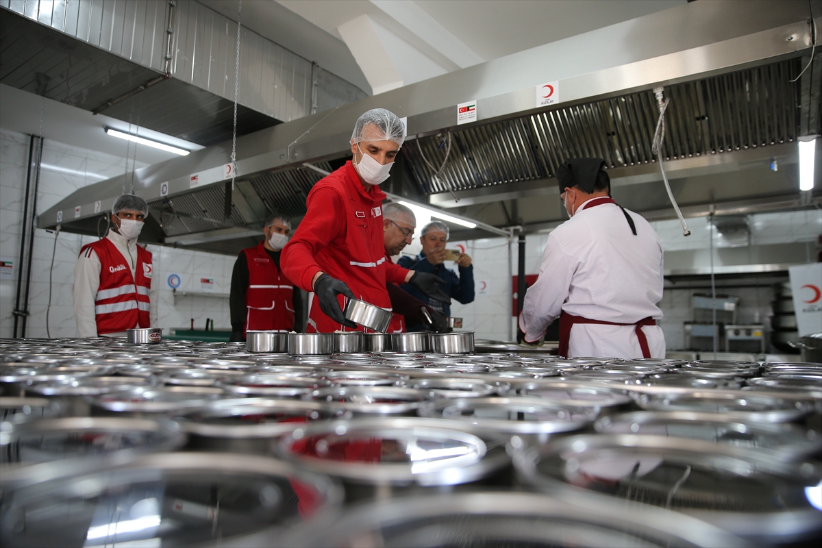 Türk Kızılay Adıyaman'daki ihtiyaç sahiplerinin iftar sofralarına sıcak yemek ulaştırıyor