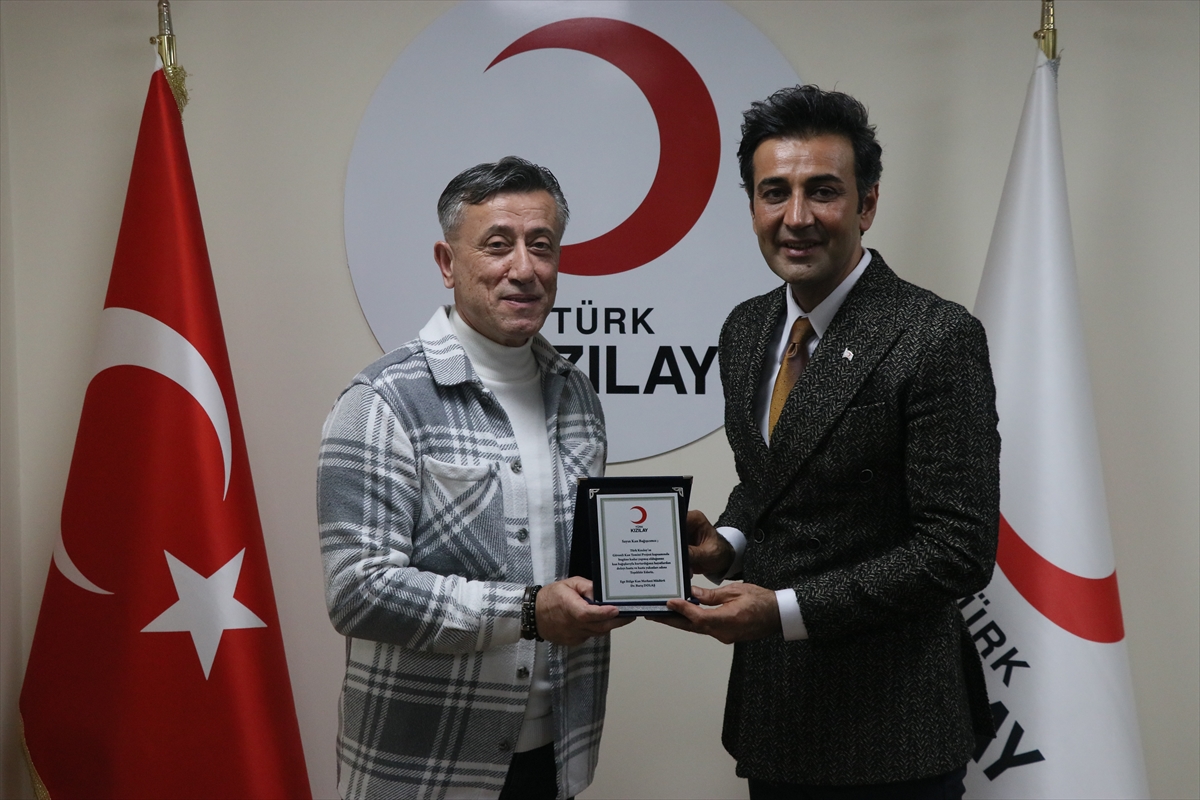 Türk Kızılaydan Ege'deki rekortmen kan bağışçılarına plaket