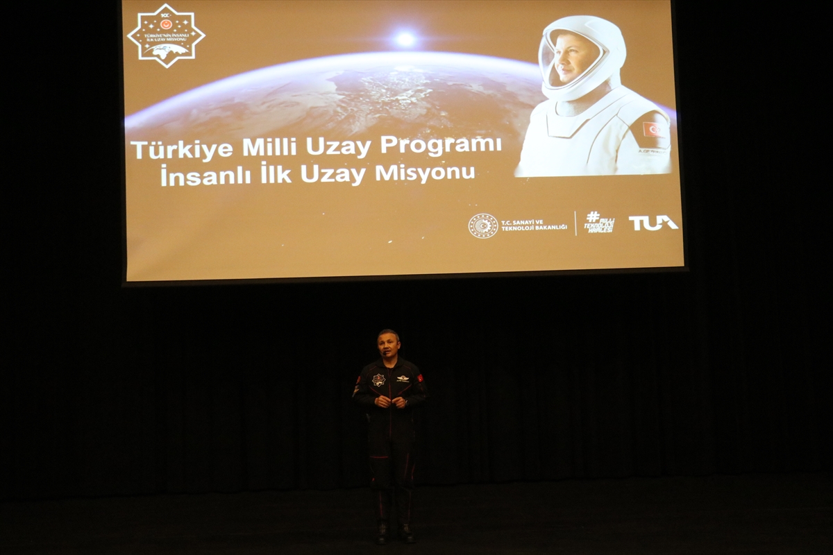 Türkiye'nin ilk astronotu Gezeravcı, Rize'de öğrencilere uzay yolculuğunu anlattı