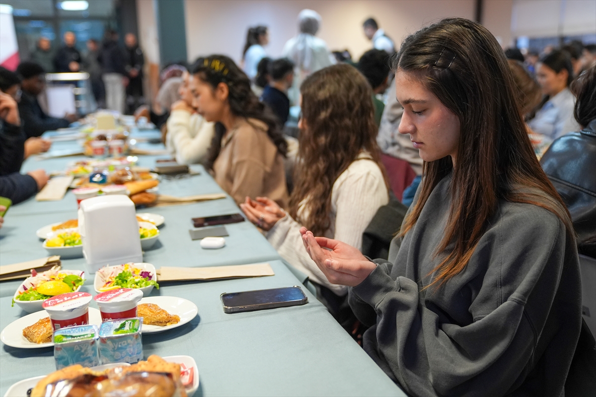 Uluslararası öğrenciler, YTB'nin İstanbul'daki iftar programında bir araya geldi