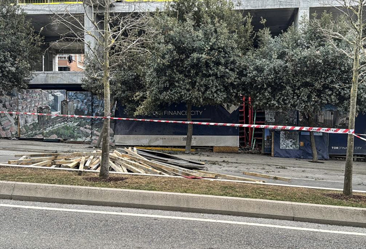 Ümraniye'de inşaattaki iskelenin çökmesi sonucu 2 işçi ağır yaralandı