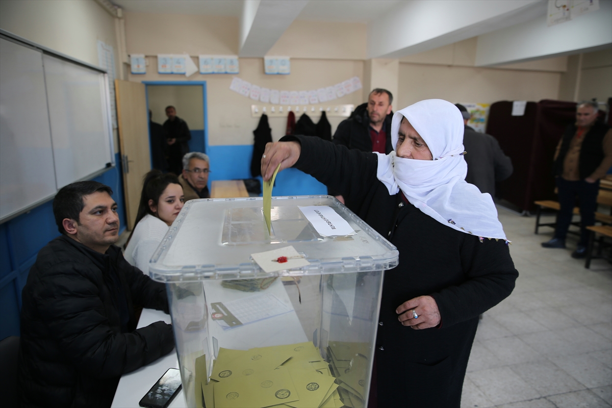 Van ve Hakkari'de yeni kurulan mahallelerde muhtarlık seçimi heyecanı yaşandı