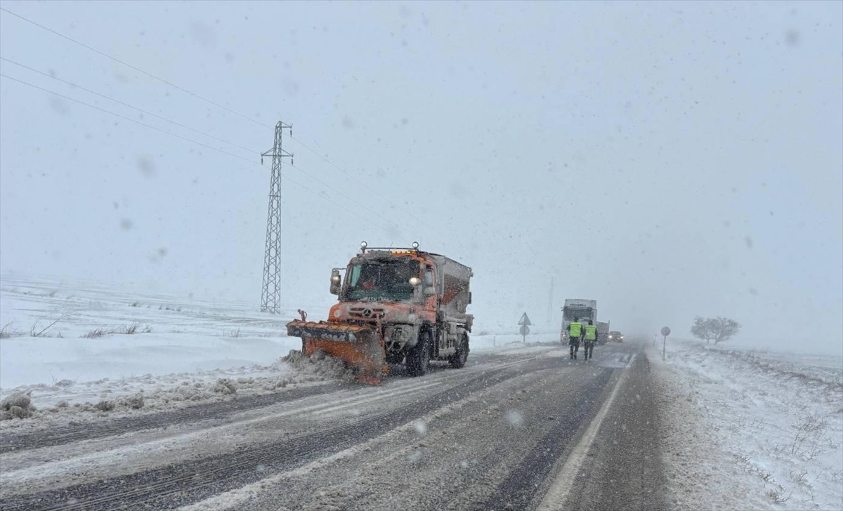 Yozgat'ta kar nedeniyle 73 köye ulaşım sağlanamıyor