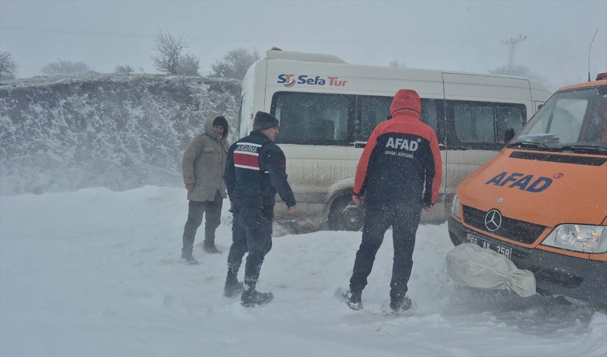 Yozgat'ta kara saplanan okul servisindeki 8 öğrenci kurtarıldı