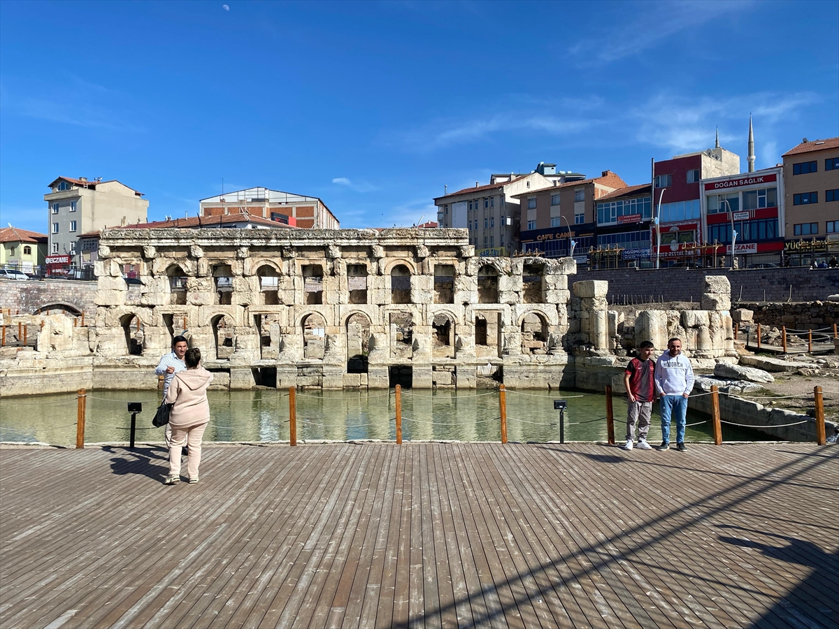 Yozgat'ta tarihi Roma Hamamı havaların ısınmasıyla ziyaretçilerini ağırlamaya başladı