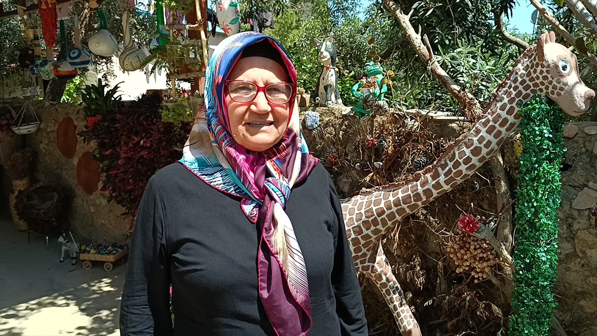 Adanalı emekli öğretmen evinin bahçesini “sanat galerisine” dönüştürdü