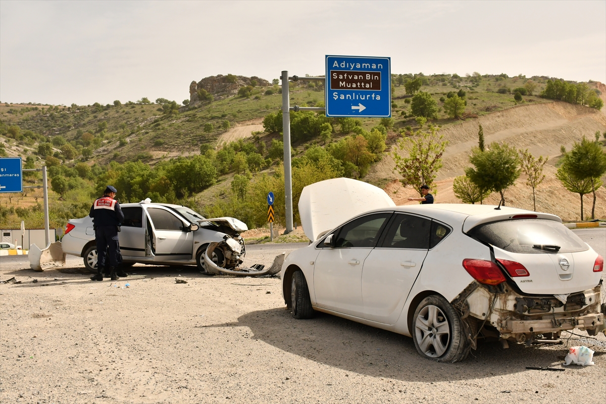 Adıyaman'da iki otomobilin çarpışması sonucu 8 kişi yaralandı