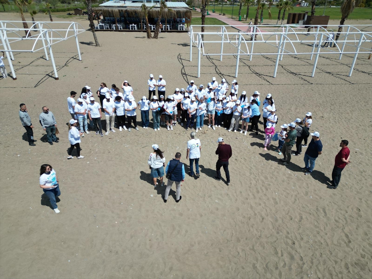 Antalya'da üniversite öğrencileri caretta carettaların yuvalama alanında temizlik yaptı