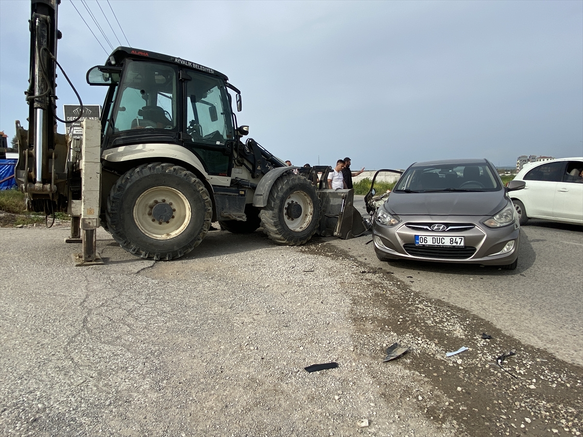 Balıkesir'de kepçeyle otomobilin çarpıştığı kazada 2 kişi yaralandı