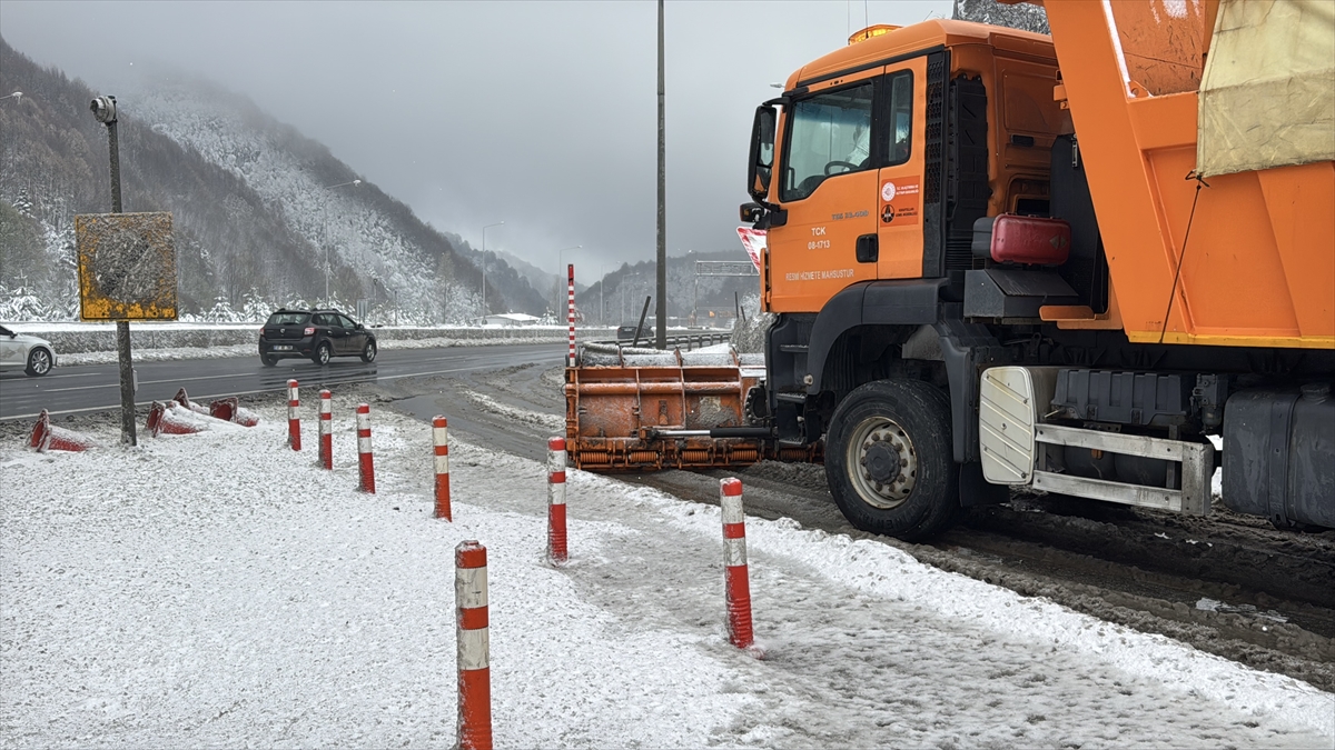 Bolu Dağı'nda kar yağışı etkili oluyor