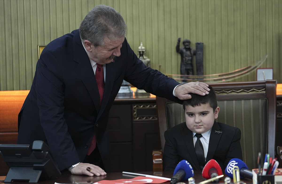 Destici, 23 Nisan dolayısıyla temsili olarak koltuğunu 5 yaşındaki Aybars'a devretti