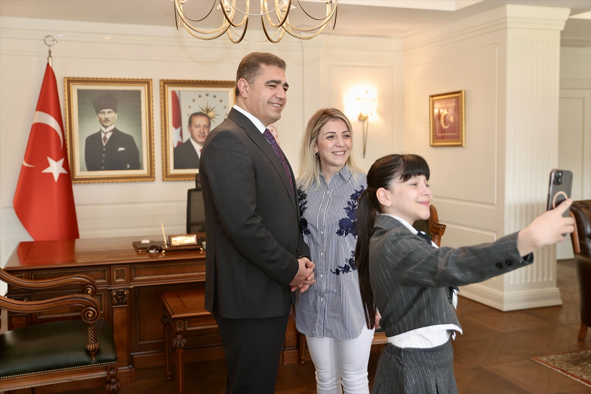 Düzce'de “temsili vali” türkü söyledi