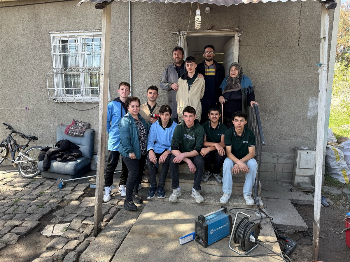 Erzincan'da meslek liseliler iyilik mesaisiyle yaşlıların ve ihtiyaç sahiplerinin evlerini onarıyor