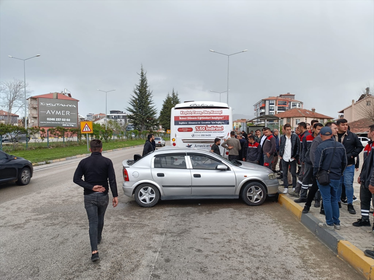 Isparta'da otomobil ve halk otobüsünün çarpıştığı kazada 1 kişi öldü, 3 kişi yaralandı
