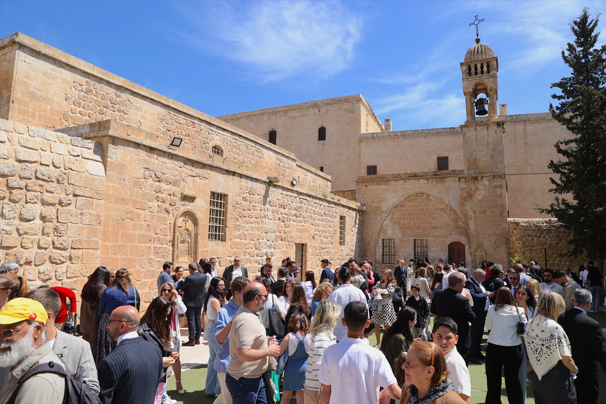 Mardin'de Paskalya Bayramı tarihi kilisede düzenlenen ayinle kutlandı