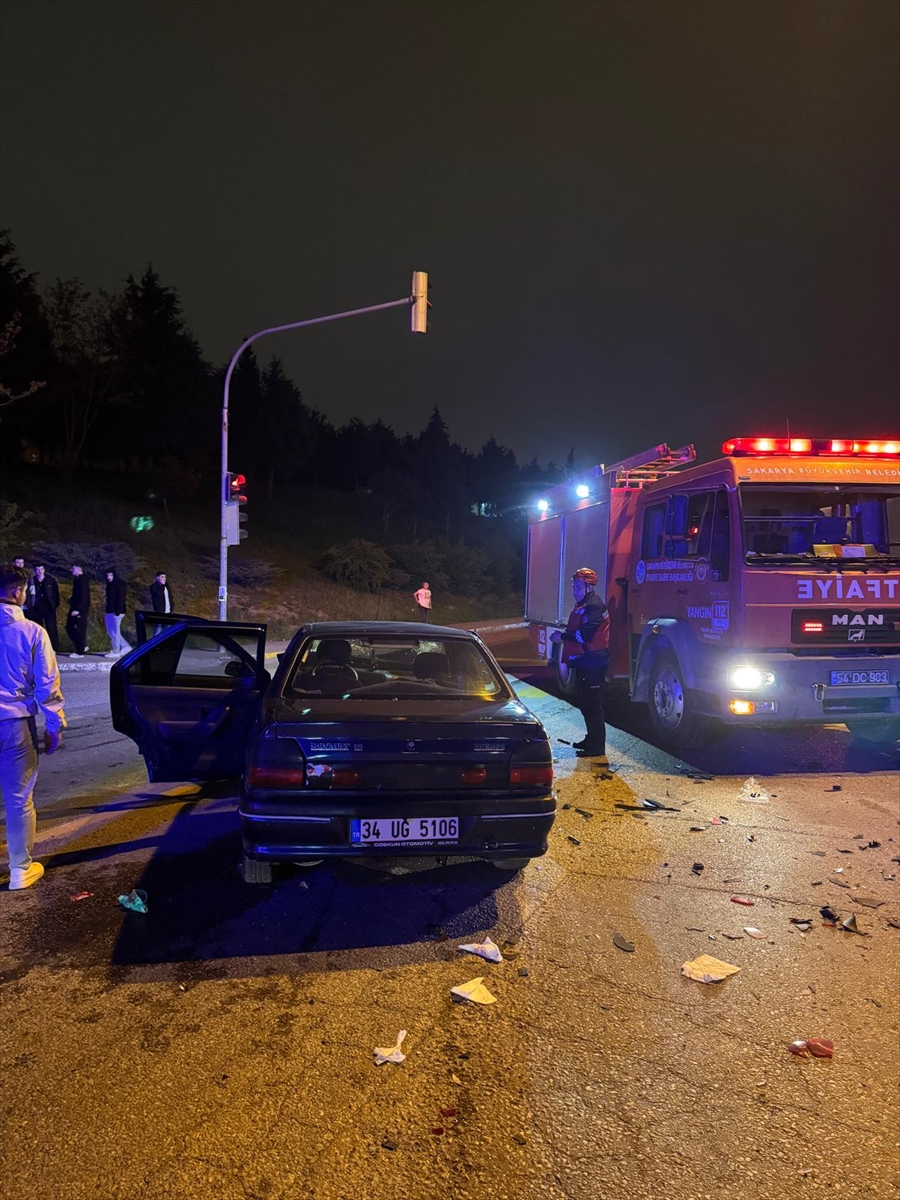 Sakarya'da iki otomobilin çarpıştığı kazada 7 kişi yaralandı