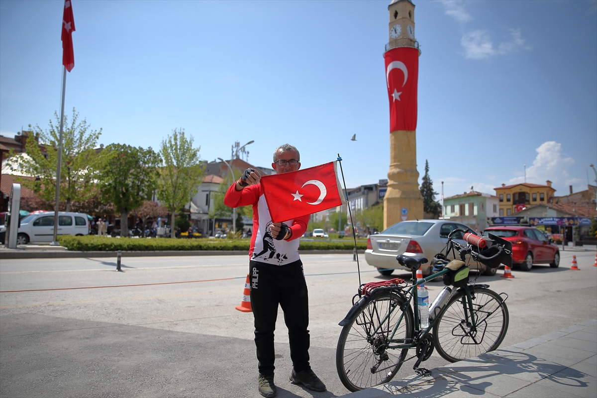 Şehit öğretmen Şenay Aybüke Yalçın anısına Batman'dan Çorum'a pedal çevirdi