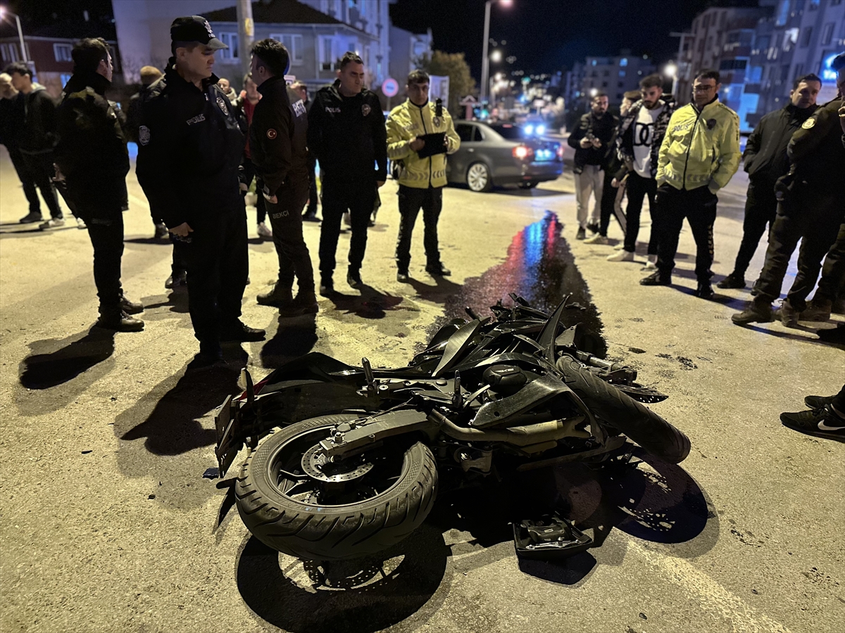 Sinop'ta otomobil ile motosiklet çarpıştı, 3 kişi yaralandı