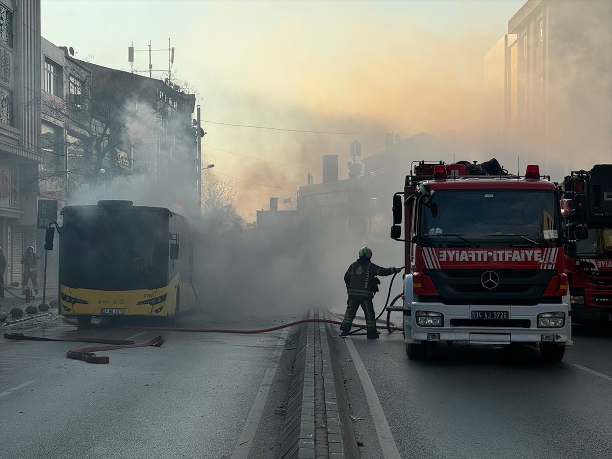 Ümraniye'de İETT otobüsü yanarak kullanılamaz hale geldi